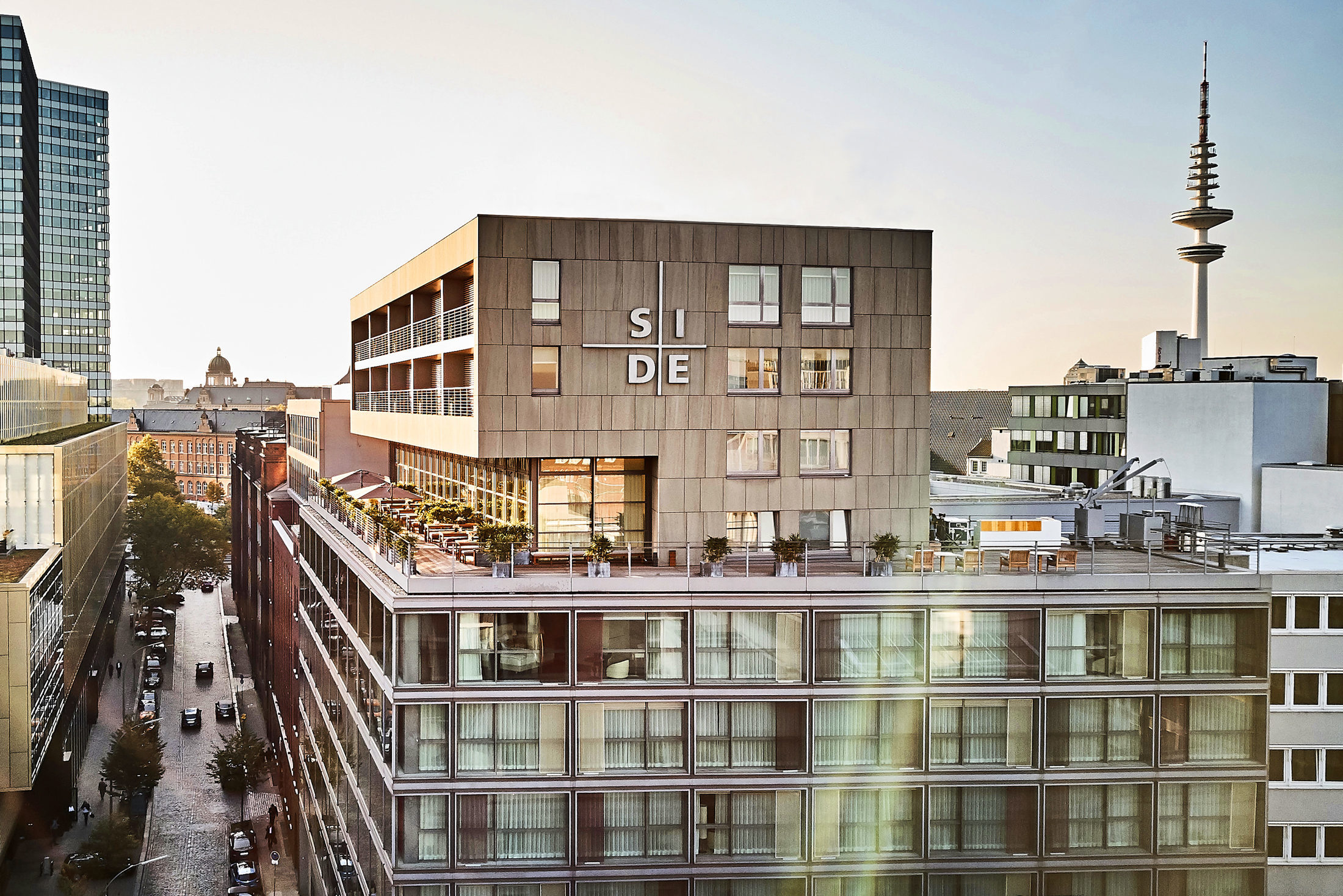 Fassade des SIDE Design Hotel Hamburg - Location des Content Marketing Events "B2B Summit"